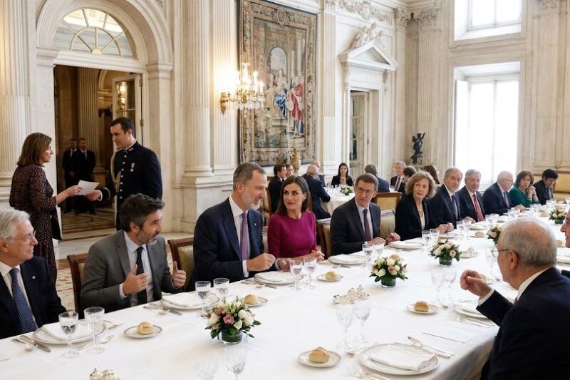 ¡Alta tensión en Palacio! Rey Felipe, Letizia y Juan del Val bajo un estricto protocolo. Papeles confidenciales, escrutinio extremo y la sombra de Putin marcan el encuentro. -(hn)