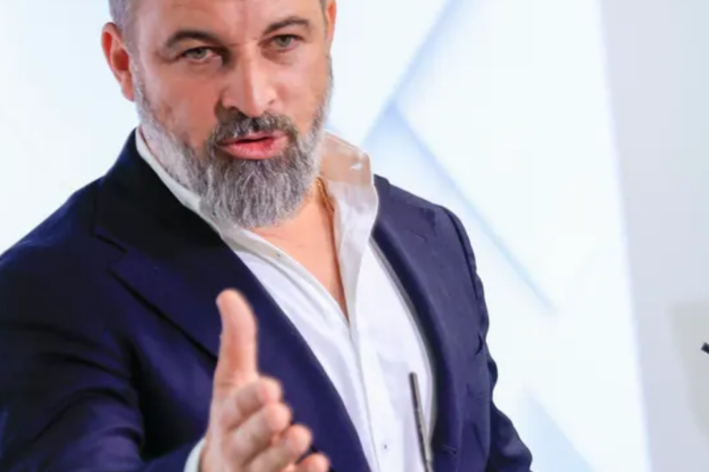 ABASCAL DESATA LA POLÉMICA: “LOS ESPAÑOLES PRIMERO” — PRIORIDAD NACIONAL SACUDE LA POLÍTICA Y REABRE EL DEBATE CONSTITUCIONAL.